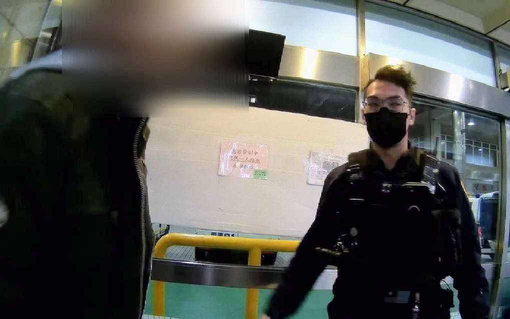 555945