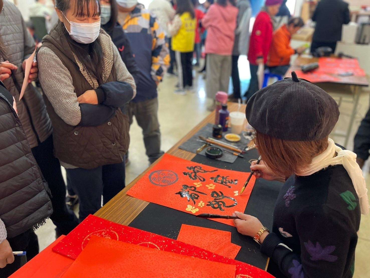 八德區公所揮毫迎春 6書法家送春聯增添年節喜氣 556 1