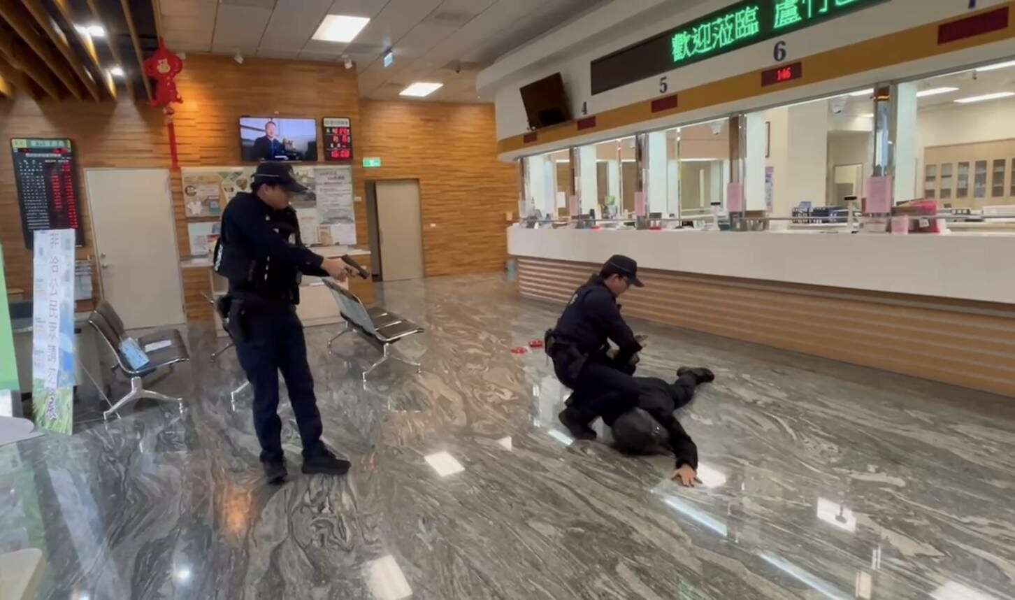【有片】年關將近!蘆竹警農會防搶演練逼真登場 558254 0 e1736212827992