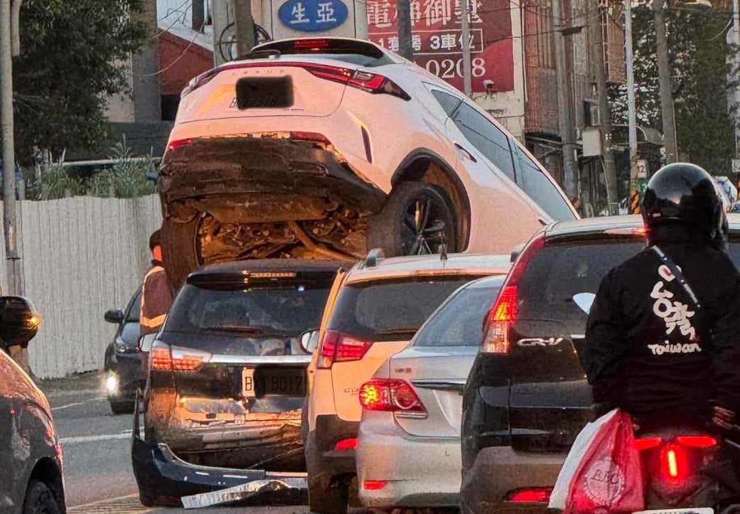 【有片】驚險!中壢5車連環撞 汽車整台被鏟起來