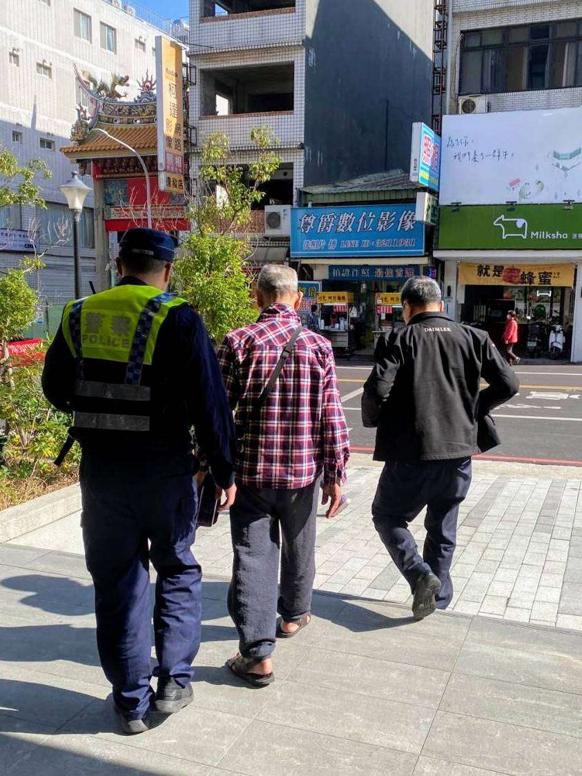 老翁寒風中迷途 蘆竹熱心警民助返家 567815