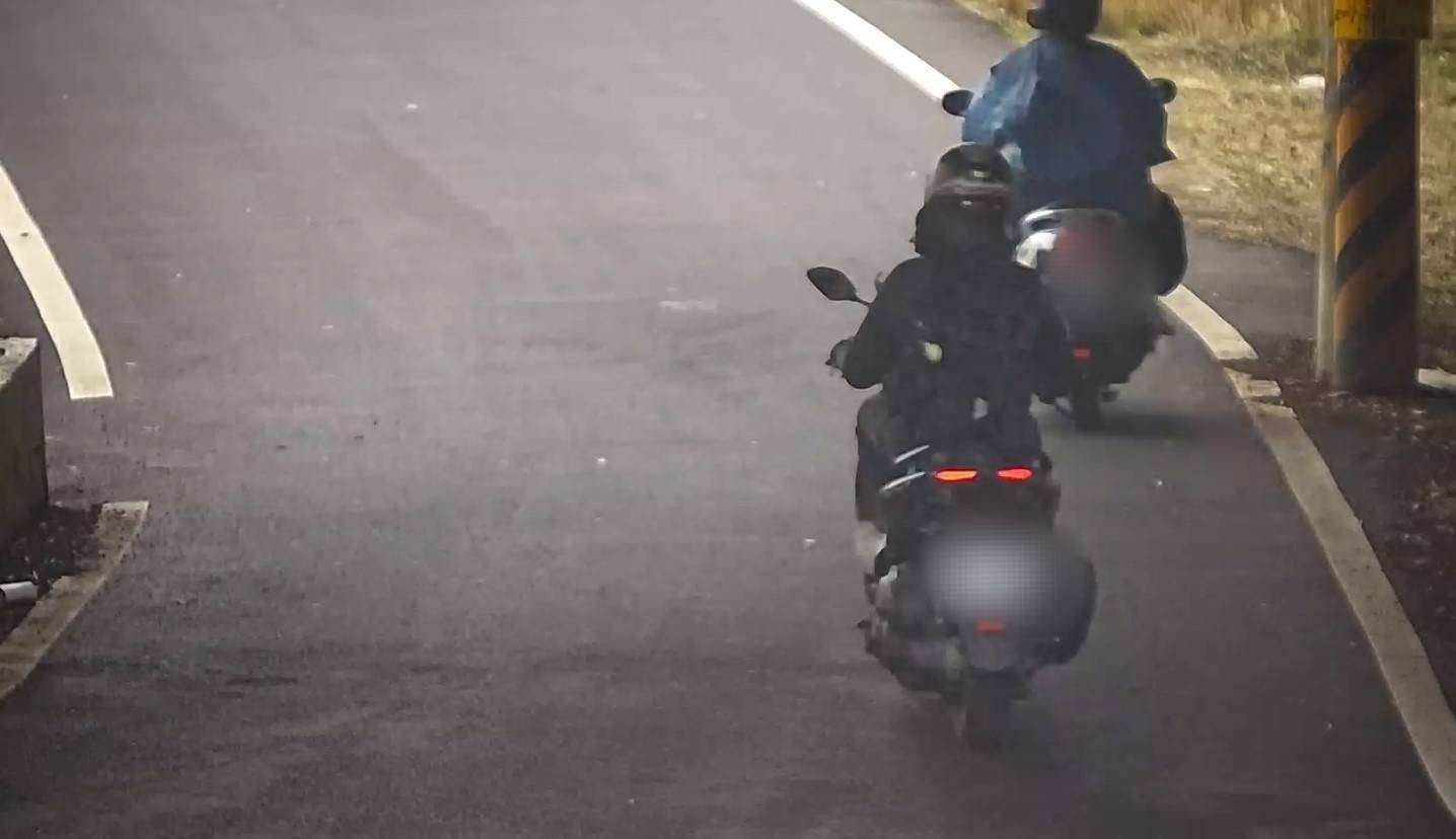 拾金不昧!熱心民眾路上撿1萬9 暖送警局秒找回失主 720175 0