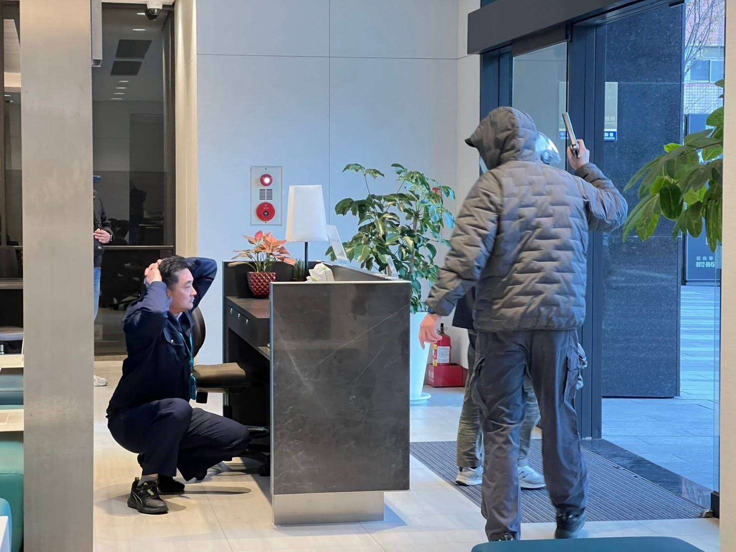 全力守護民眾財產安全 八德警逼真防搶演練登場 722444 0