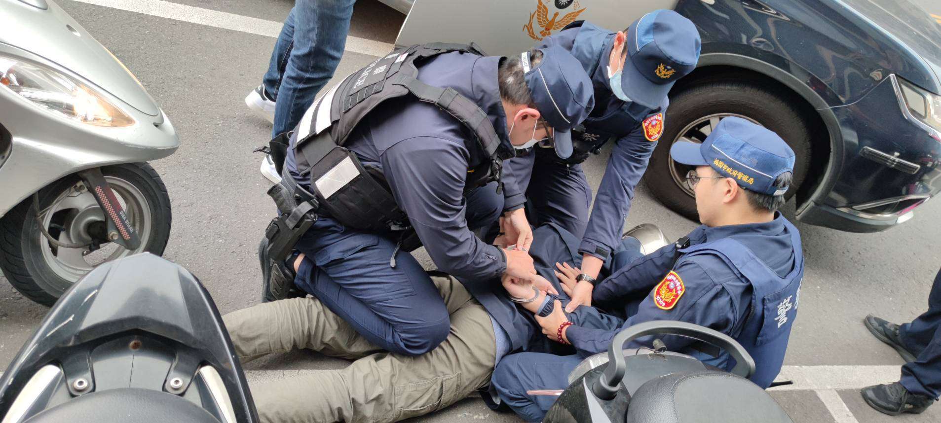 全力守護民眾財產安全 八德警逼真防搶演練登場 722447 0