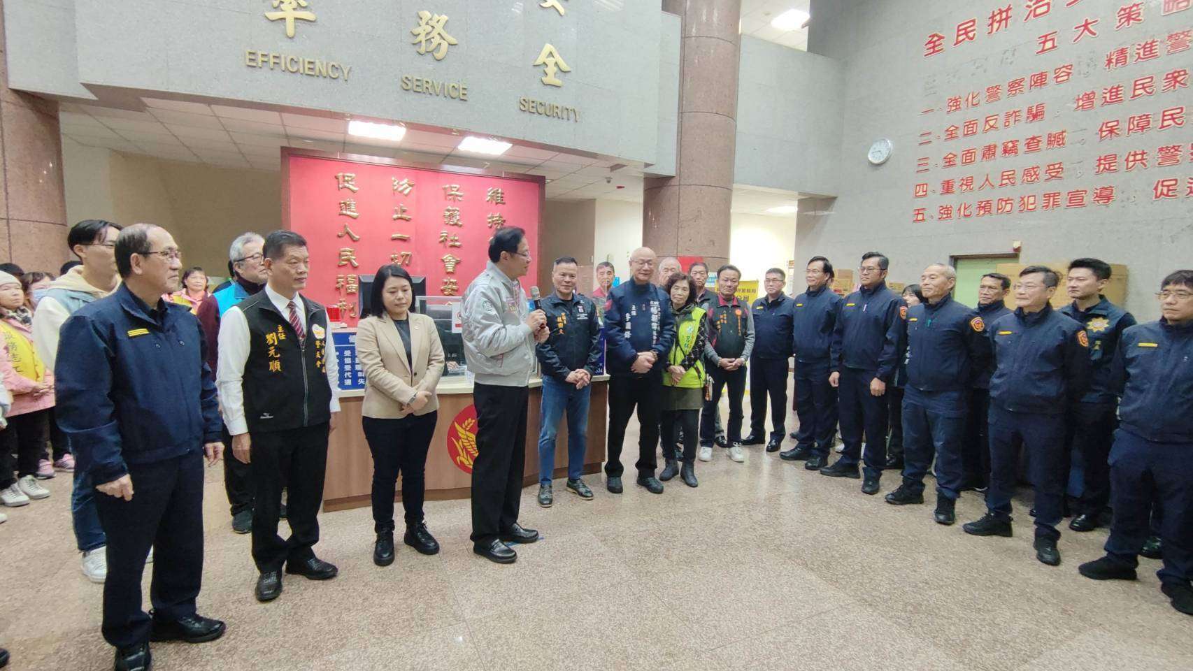 春節治安不打烊 張善政前往八德分局送暖慰勤 726348 0