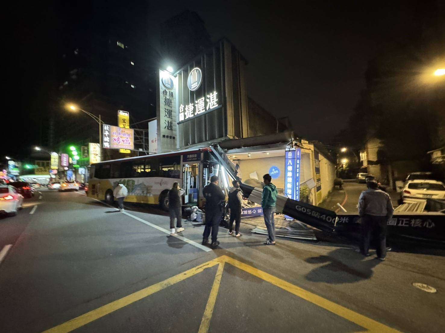 嚇人!公車撞建案接待會館 6機車1人受波及 727455 0