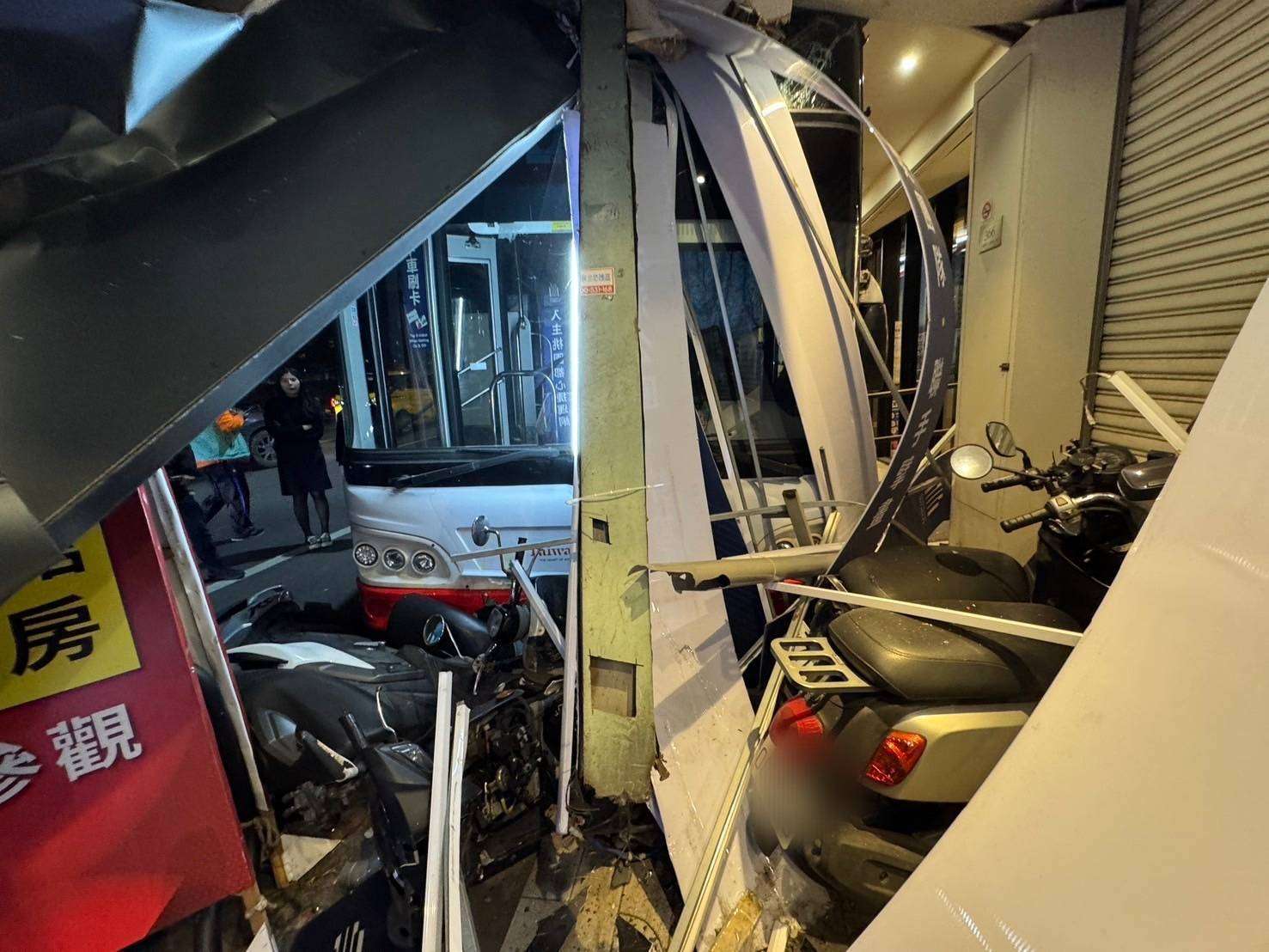 嚇人!公車撞建案接待會館 6機車1人受波及 727458 0