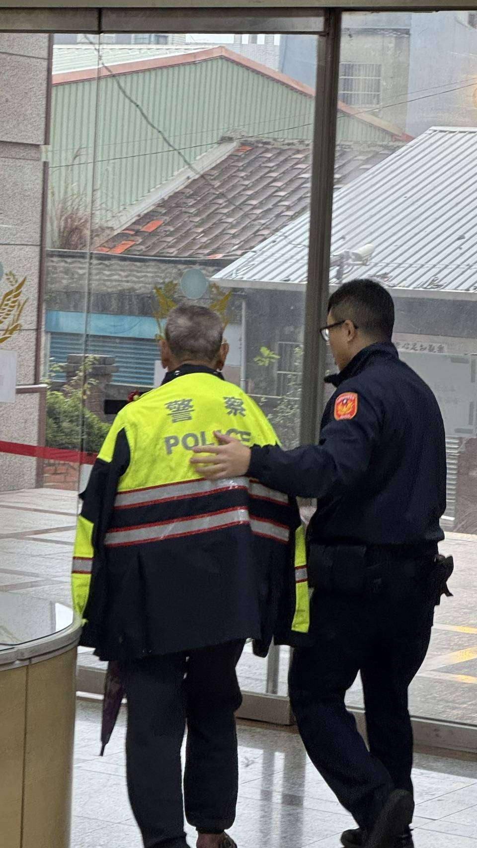 8旬老翁迷途呆坐路旁 八德警靠「這招」助順利返家 728897 0