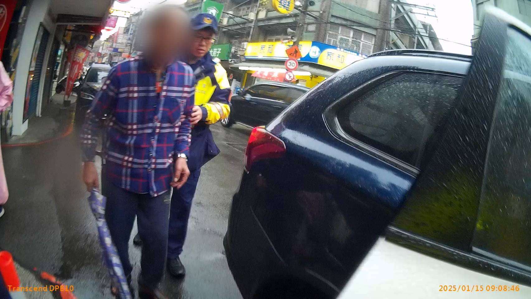 8旬老翁迷途呆坐路旁 八德警靠「這招」助順利返家 728898 0