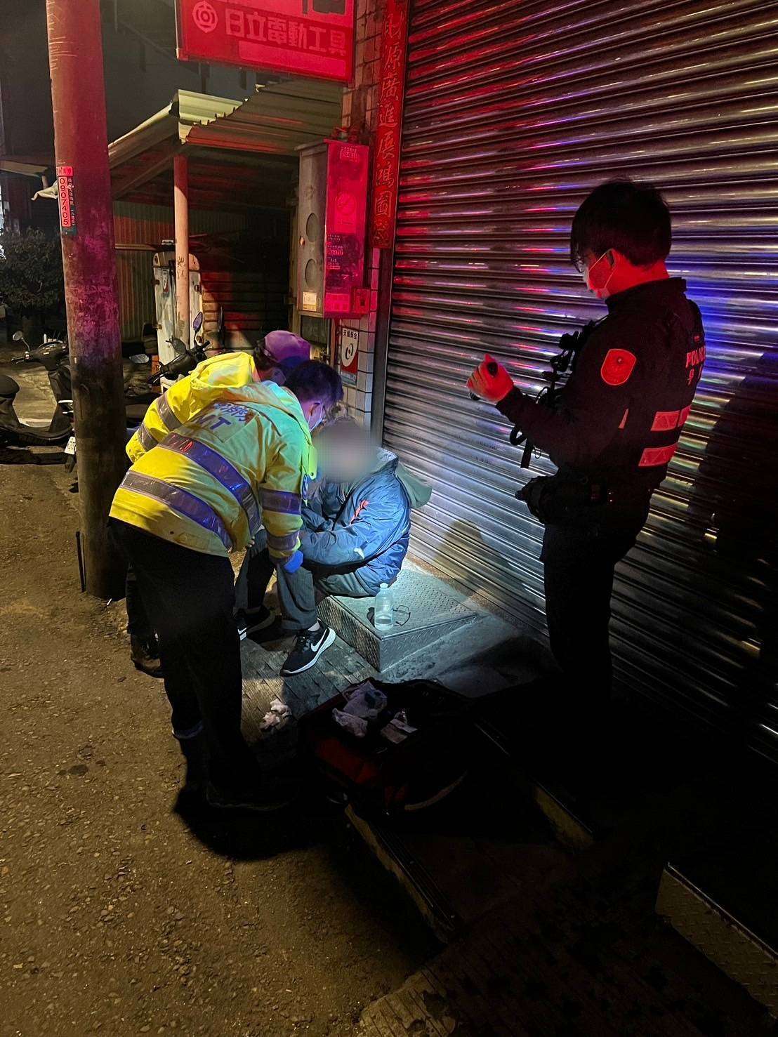 天冷小酌取暖不勝酒力 八德警助路倒男子安全返家 729953 0