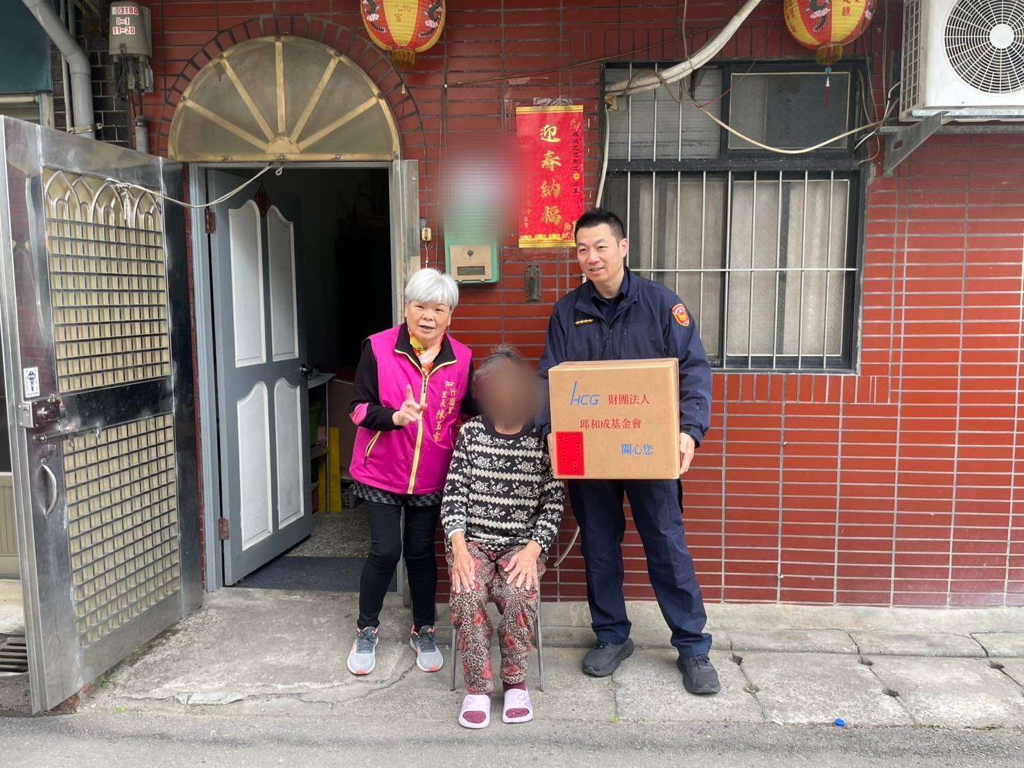 八德警攜手邱和成基金會 春節前送暖助弱勢家庭 729956 0
