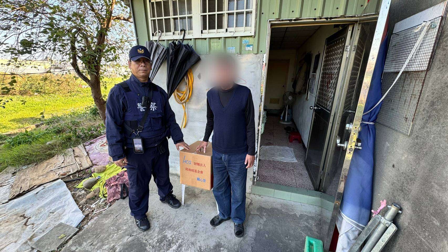 八德警攜手邱和成基金會 春節前送暖助弱勢家庭 729957 0