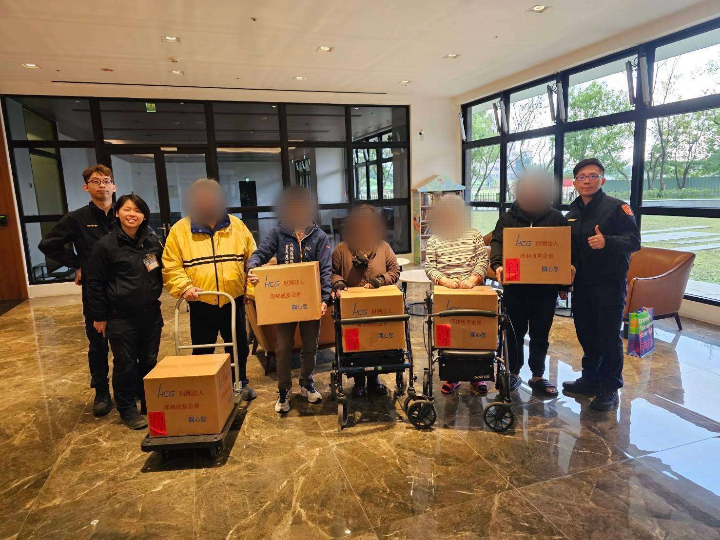 八德警攜手邱和成基金會 春節前送暖助弱勢家庭 729958 0