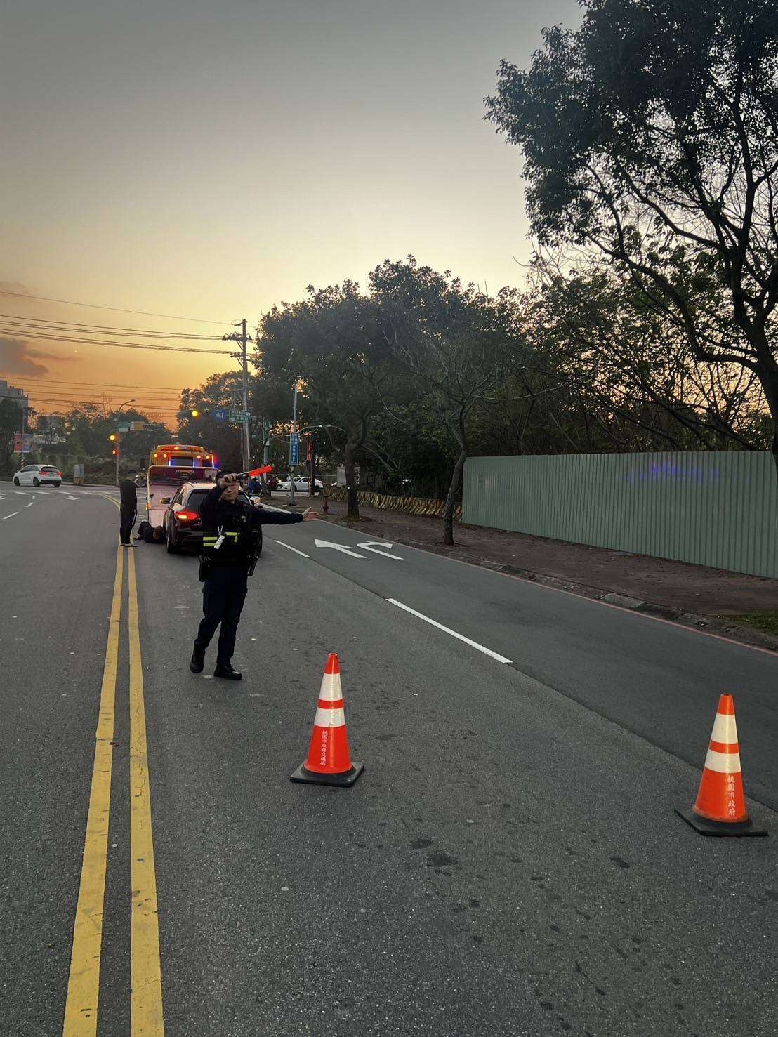 桃園八德警助民排除故障車輛 確保年節交通順暢 733821 0