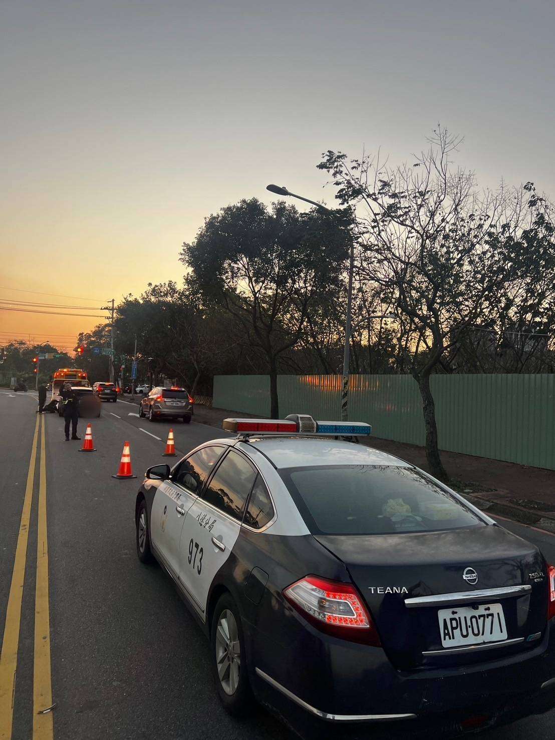 桃園八德警助民排除故障車輛 確保年節交通順暢 733822 0