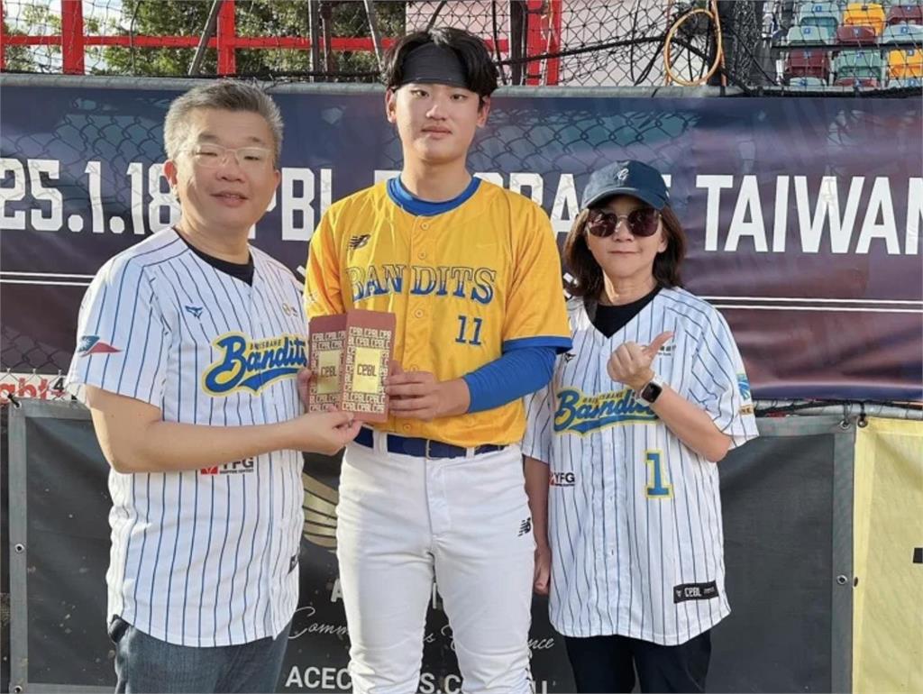 澳職「台灣日」富邦悍將王苡丞開轟 中職會長蔡其昌現場觀戰