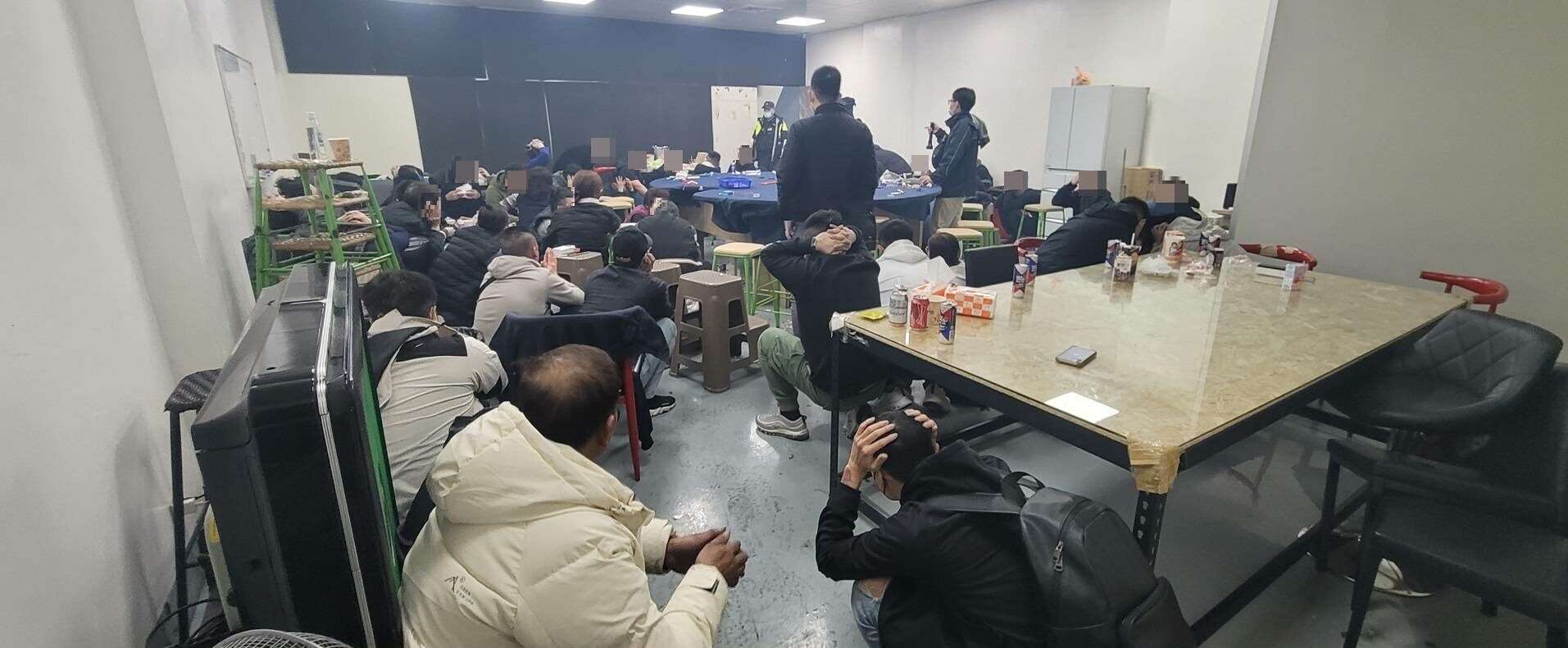 【有片】平鎮民宅藏天九牌賭場 桃警凌晨破門逮70人 907297 0 e1737422429286