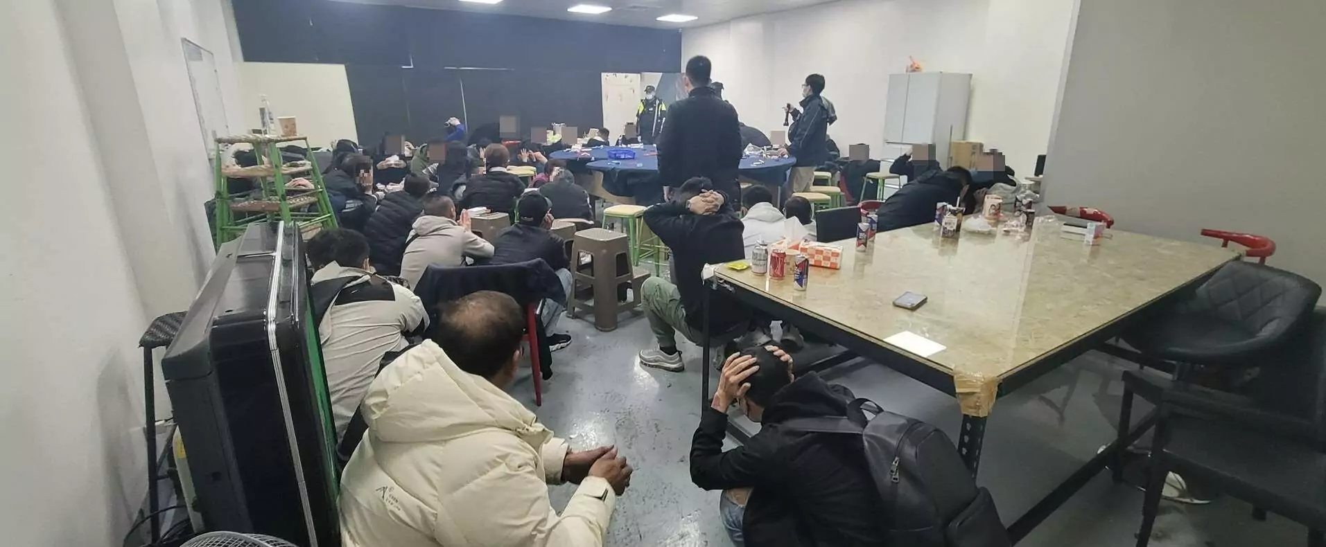 【有片】平鎮民宅藏天九牌賭場 桃警凌晨破門逮70人 907297 0 e1737422429286