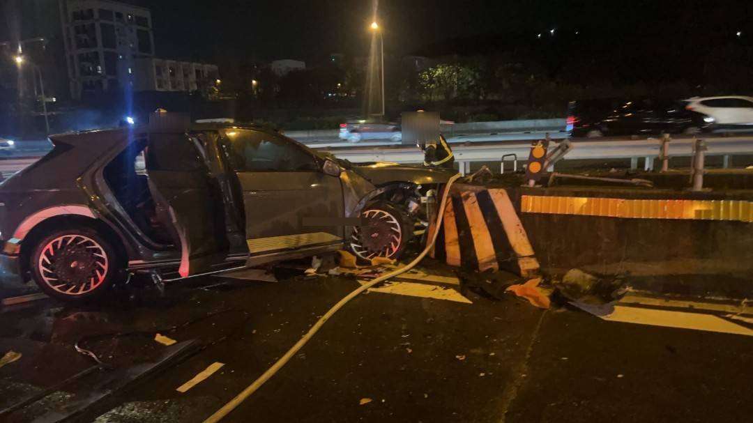 【有片】國1楊梅休息站自撞8人困車內 警民英勇救援畫面曝 987358 1