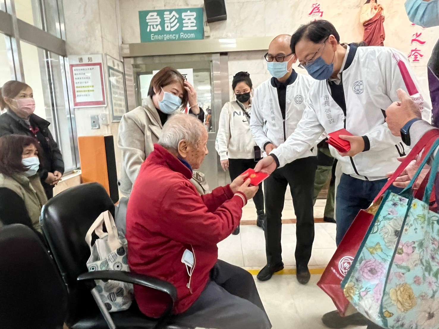 聖保祿醫院春節堅守崗位 張善政發福袋慰問醫護人員 B48B20D5 0B22 4E39 A155 63DFCE02EEC3