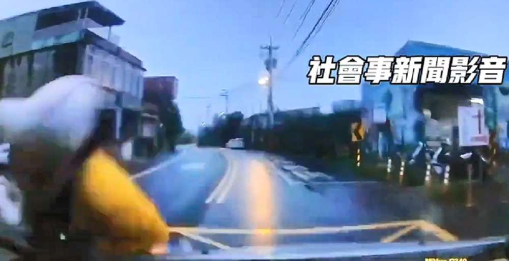 【有片】驚悚瞬間!6旬婦清晨過馬路 遭小客車撞飛 GW654