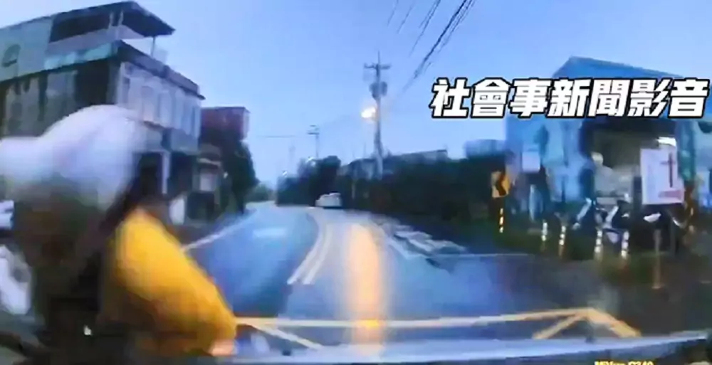 【有片】驚悚瞬間!6旬婦清晨過馬路 遭小客車撞飛 【有片】驚悚瞬間!6旬婦清晨過馬路 遭小客車撞飛