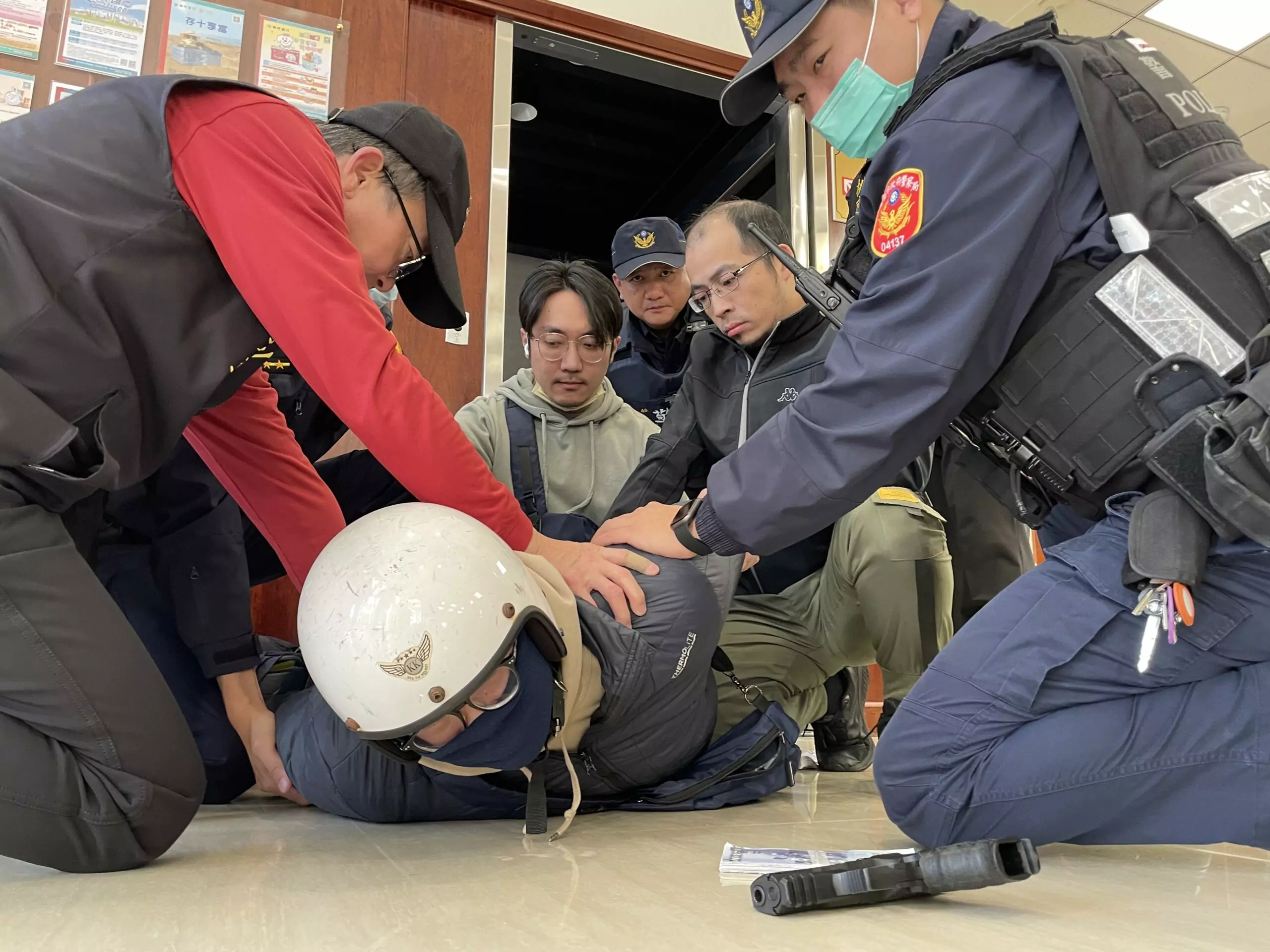中壢警銀聯手防搶演練 警匪對峙逼真上演 中壢警銀聯手防搶演練 警匪對峙逼真上演