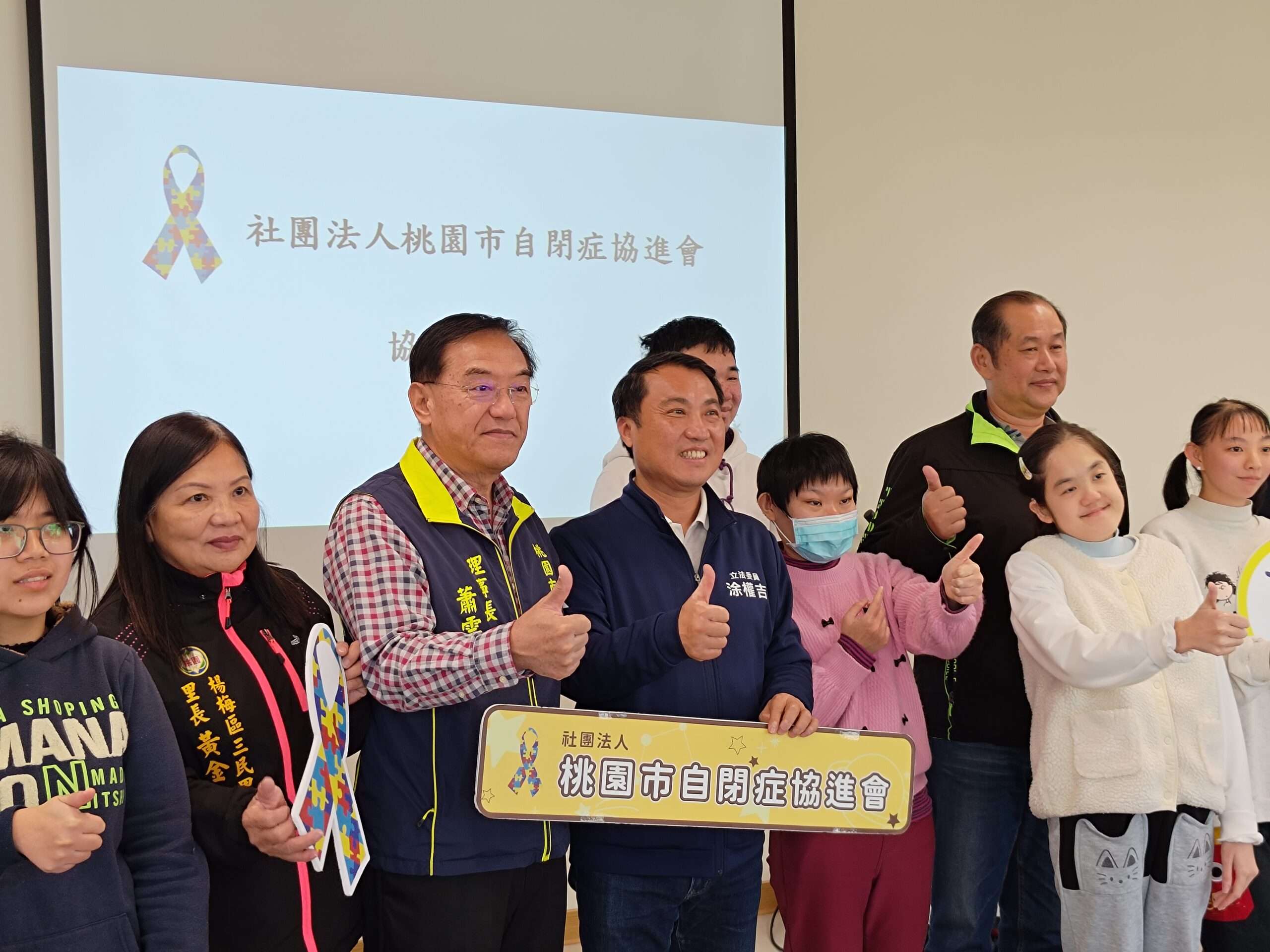 涂權吉農曆年前送暖 支持桃園自閉症協進會「龍梅工坊」年節禮盒