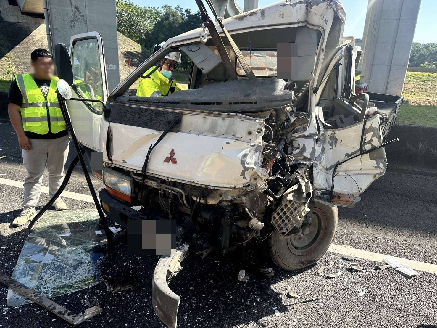 小貨車國1機場系統路段撞2車 駕駛一度受困 S 106315780 0