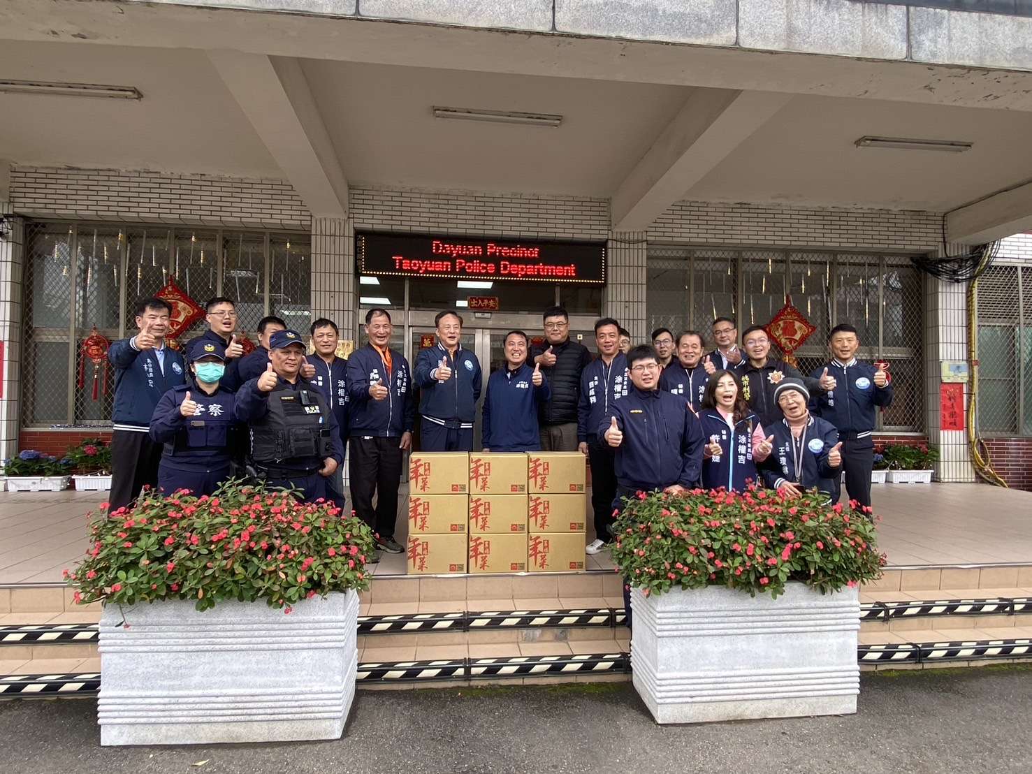 涂權吉攜佳世福送年菜 感謝警消年節堅守崗位 S 11812871 0