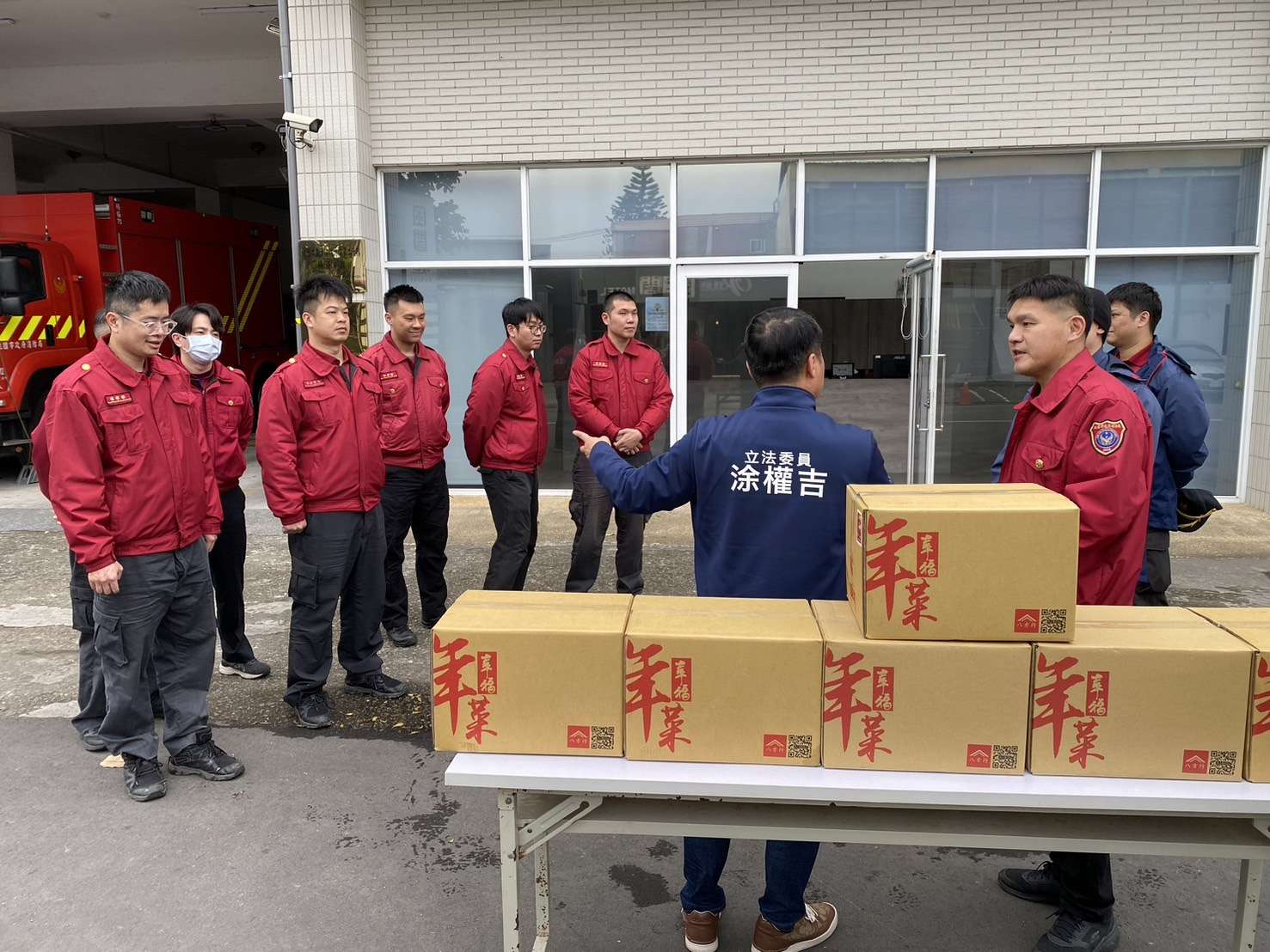 涂權吉攜佳世福送年菜 感謝警消年節堅守崗位 S 11812893 0