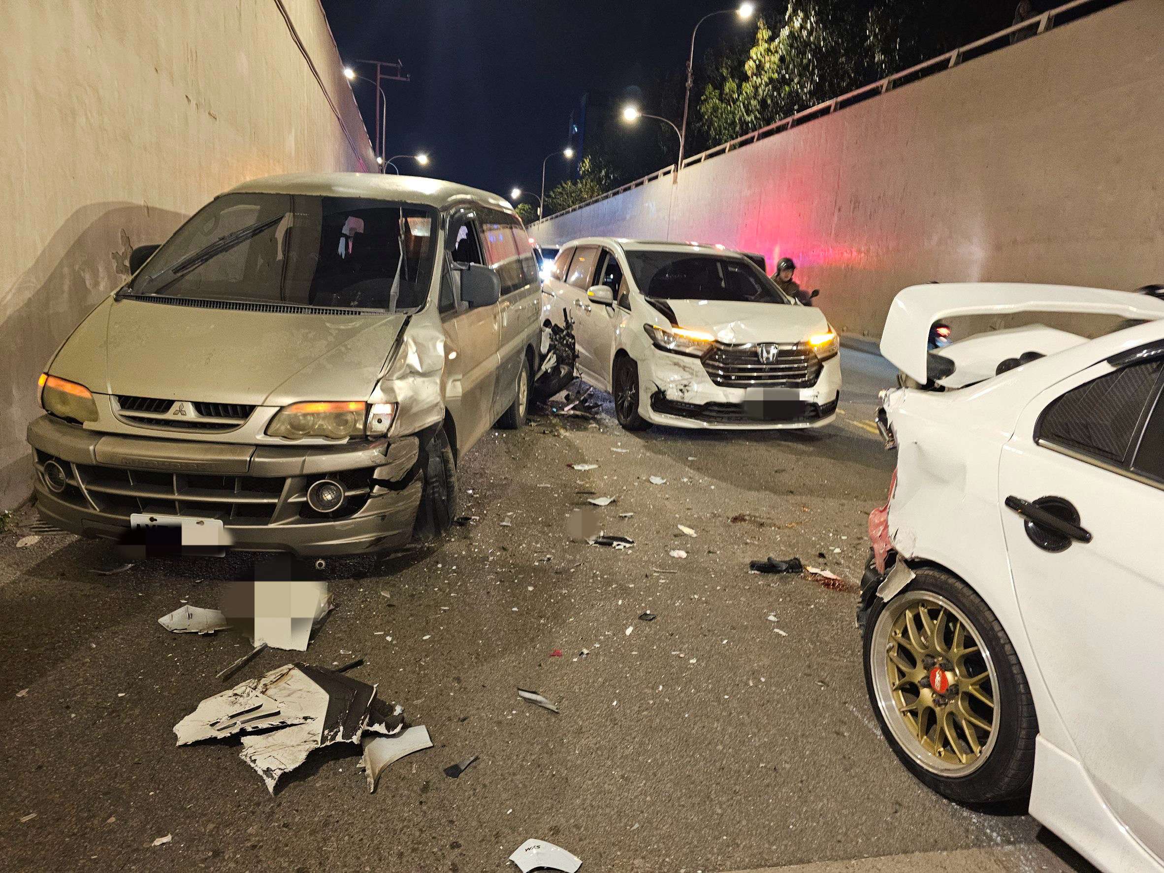 中壢普忠地下道5車連環撞 騎士遭夾擊送醫 S 11845729 0