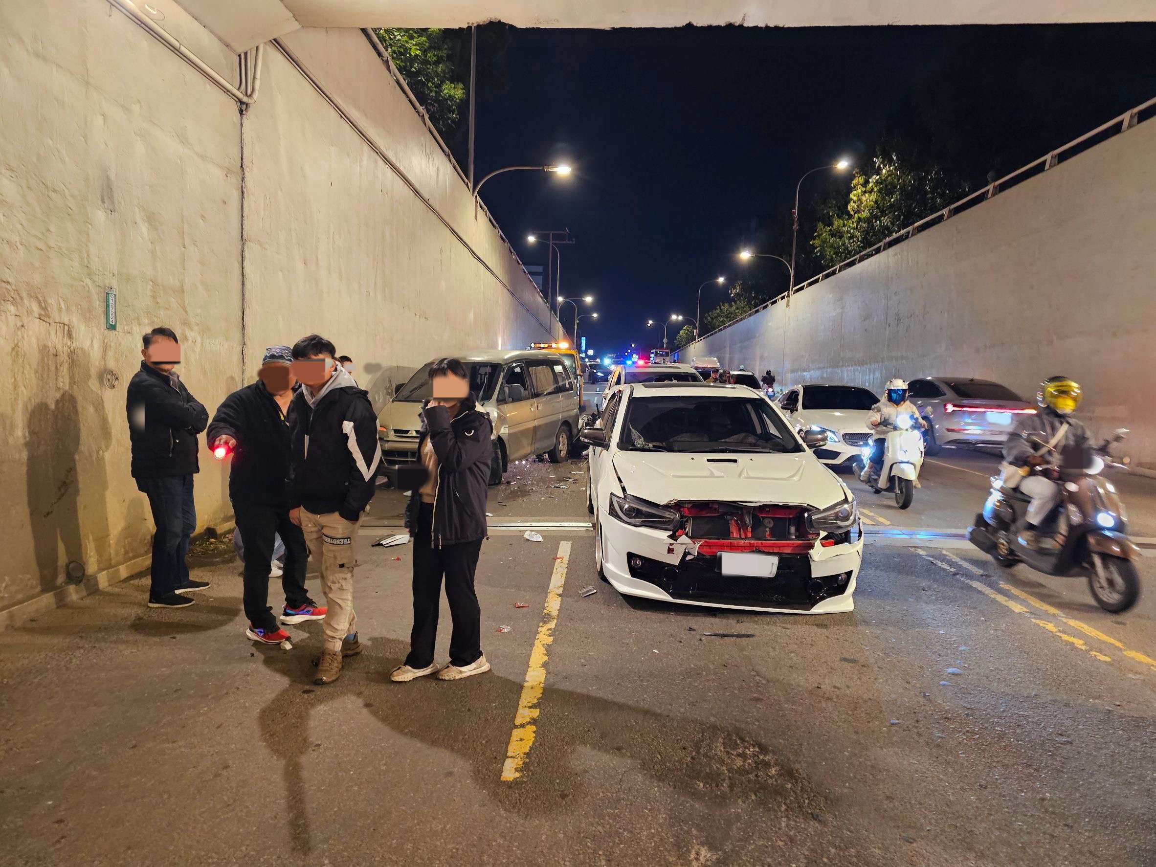 中壢普忠地下道5車連環撞 騎士遭夾擊送醫 S 11845731 0