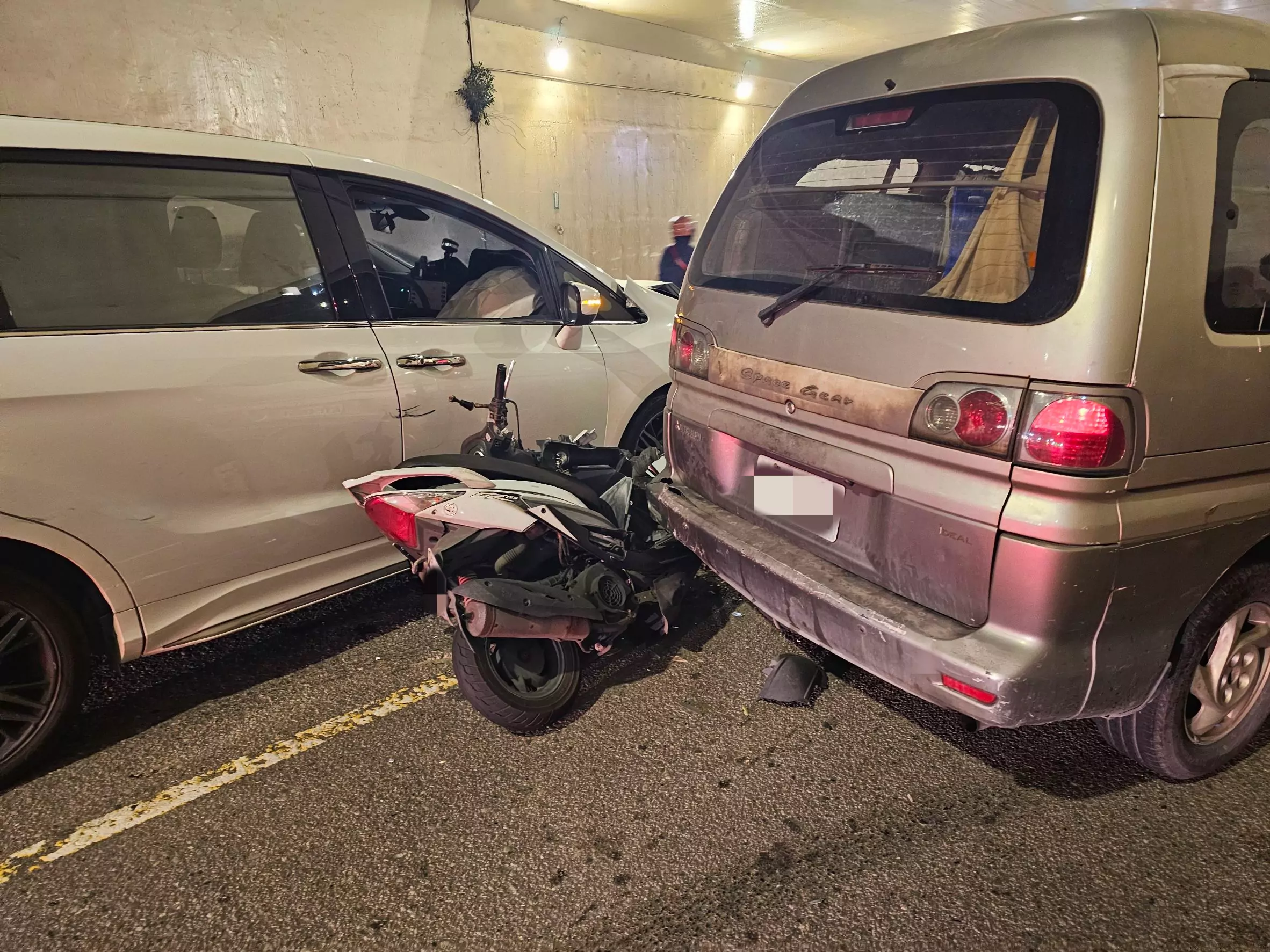 中壢普忠地下道5車連環撞 騎士遭夾擊送醫 中壢普忠地下道5車連環撞 騎士遭夾擊送醫
