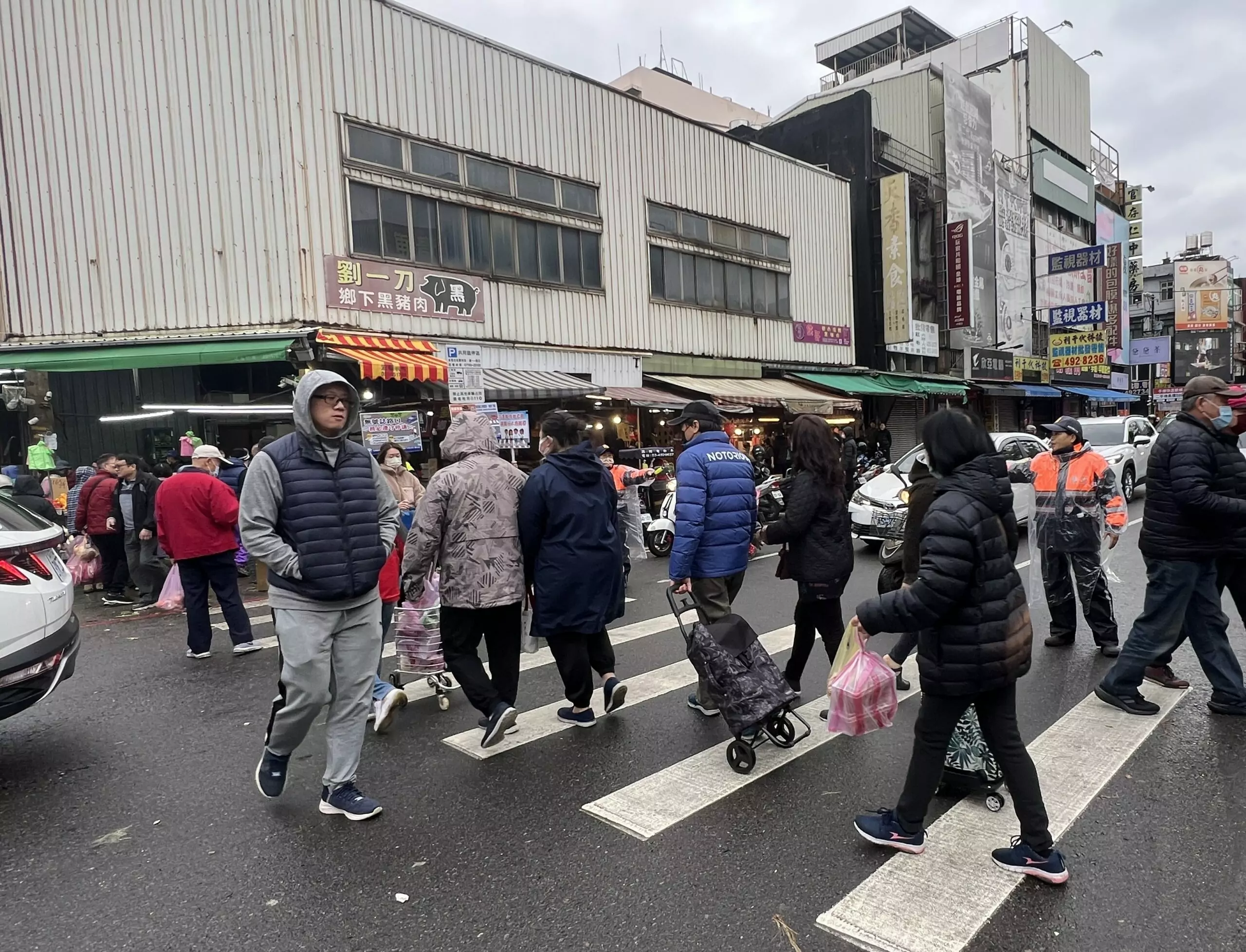 新明市場小年夜湧採買人潮 壢警加強交管維護民眾安全 新明市場小年夜湧採買人潮 壢警加強交管維護民眾安全