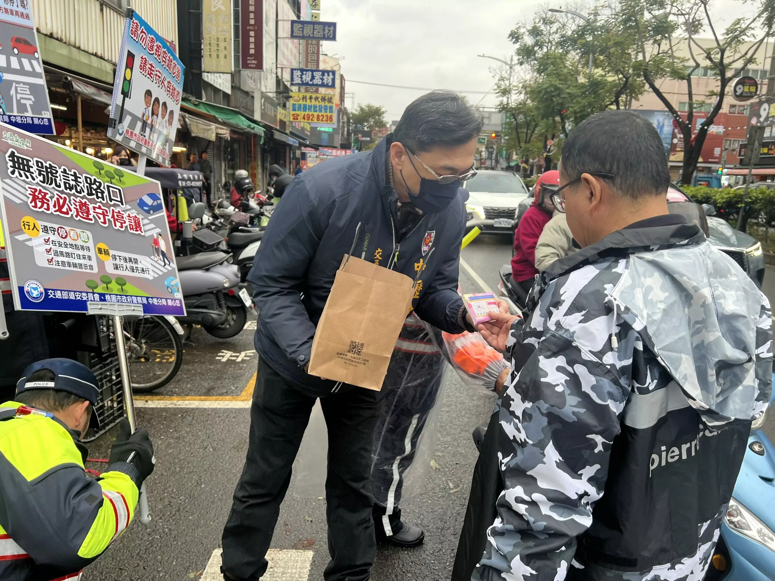 新明市場小年夜湧採買人潮 壢警加強交管維護民眾安全 S 11927661 scaled