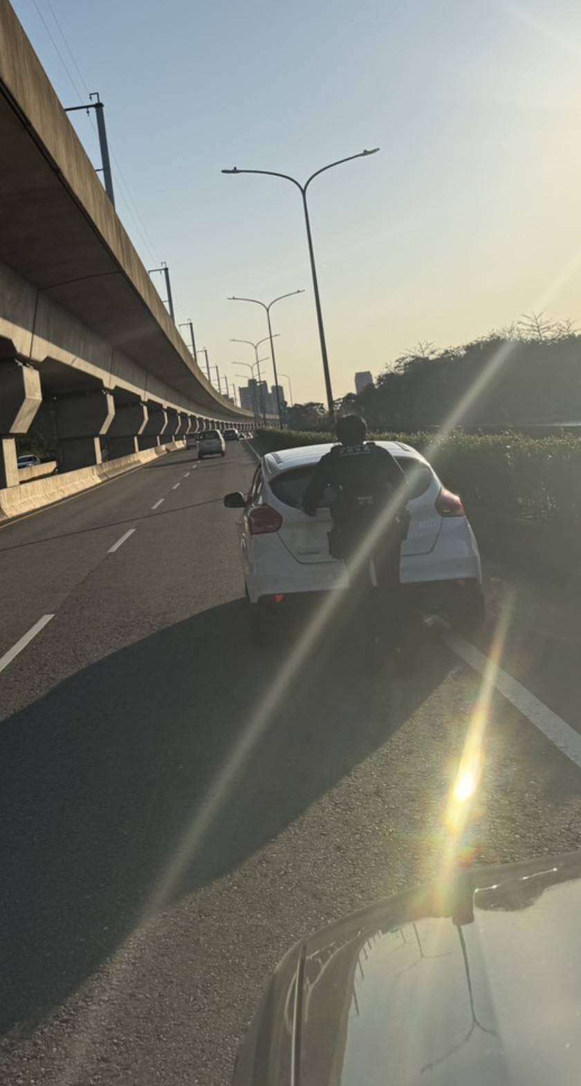 驚險!大年初二高鐵南路連環拋錨 中壢警化身「神力士」救援 S 11993215