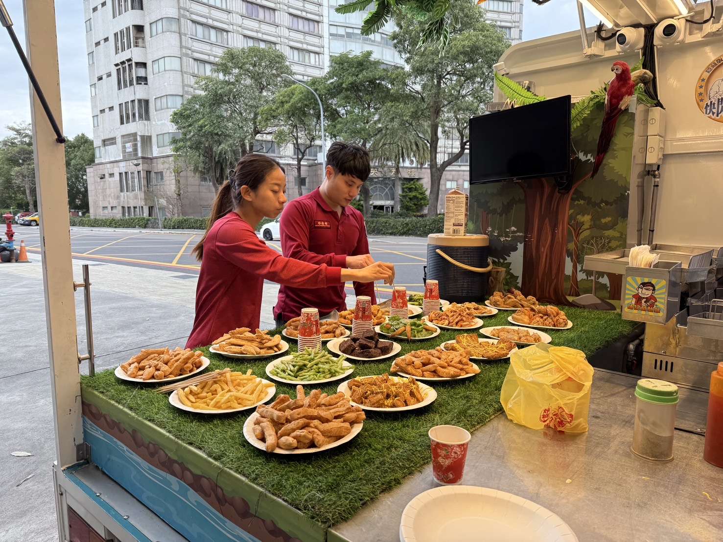 小吃店老闆肯定打火弟兄付出 餐車送美食慰勞內壢消防分隊 S 131571721 0