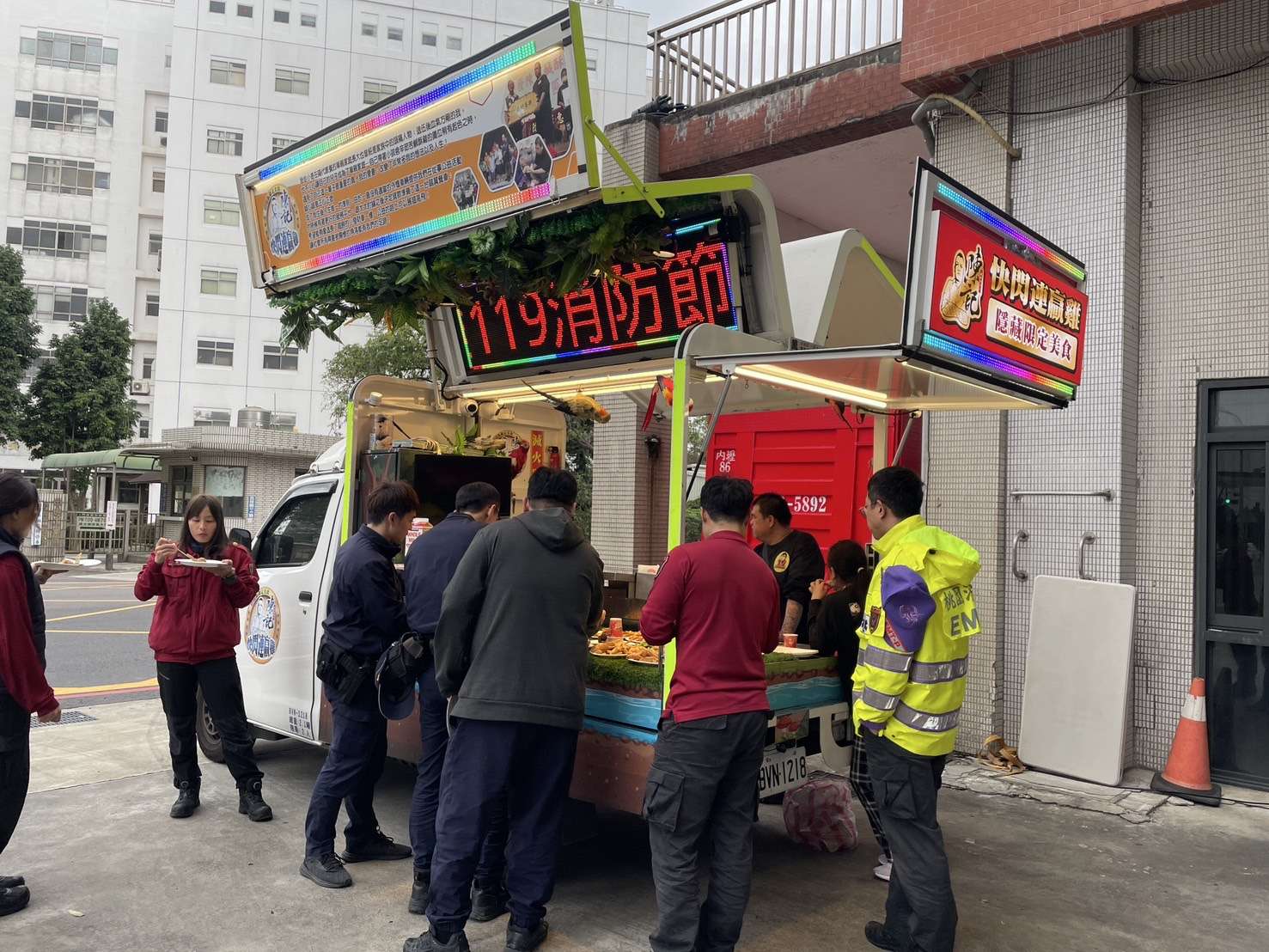 小吃店老闆肯定打火弟兄付出 餐車送美食慰勞內壢消防分隊 S 131571731