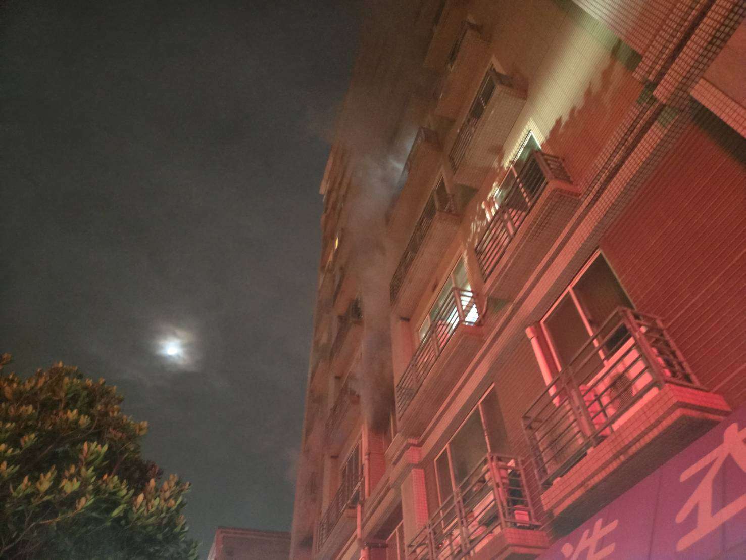 社區大樓火警15人一度受困 桃消平鎮分隊成功疏散600人 S 13615767