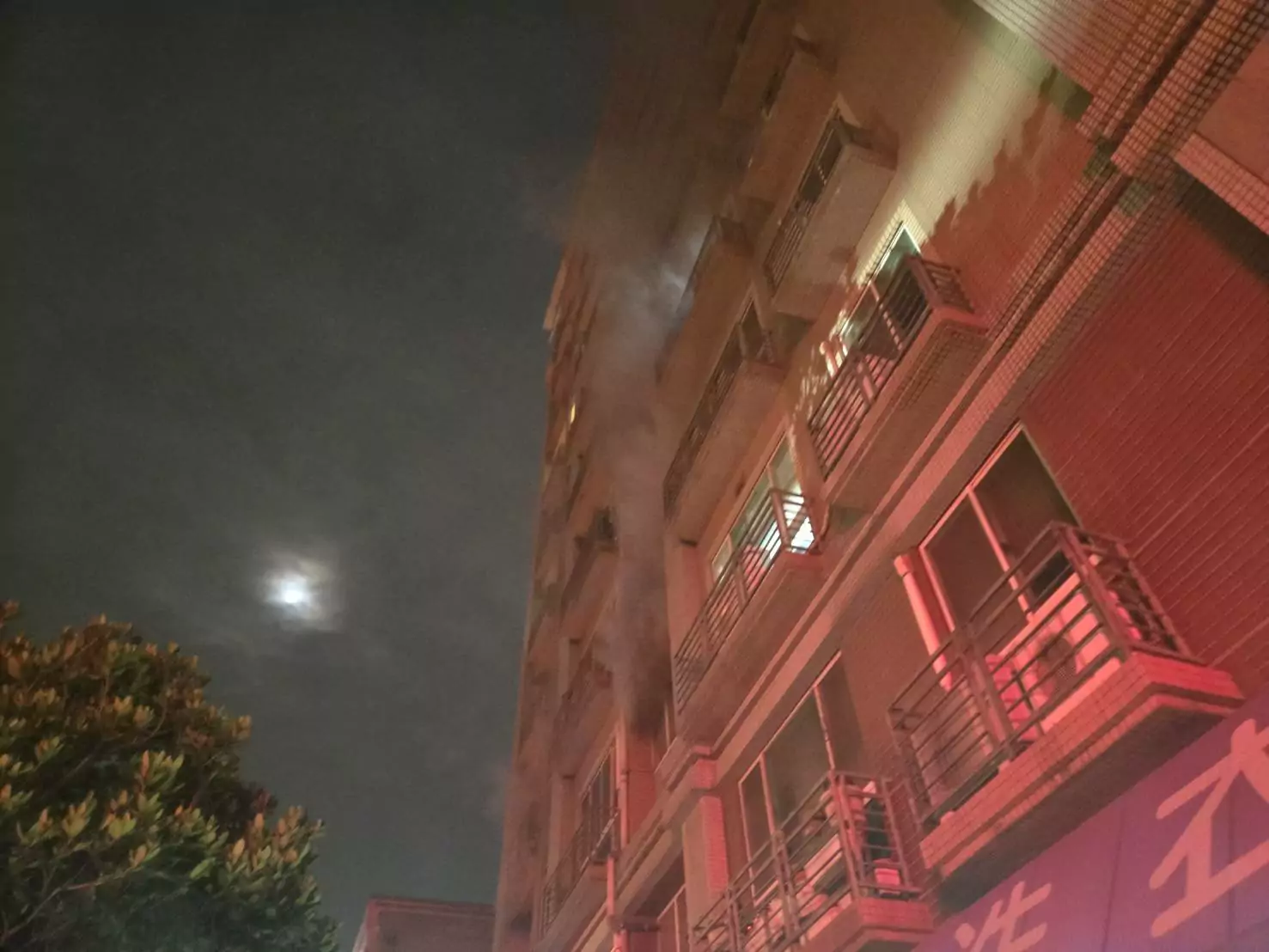 社區大樓火警15人一度受困 桃消平鎮分隊成功疏散600人 S 13615767