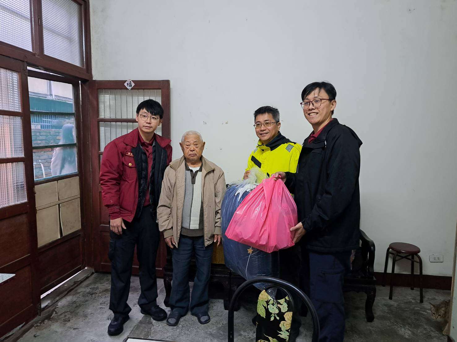 桃消圳頂分隊贈獨老愛心物資 啟動居家安全健檢 S 13615780