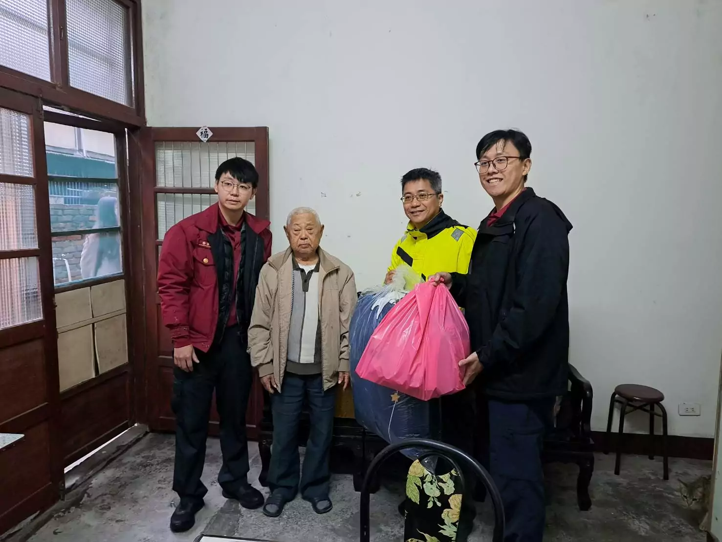 桃消圳頂分隊贈獨老愛心物資 啟動居家安全健檢 桃消圳頂分隊贈獨老愛心物資 啟動居家安全健檢