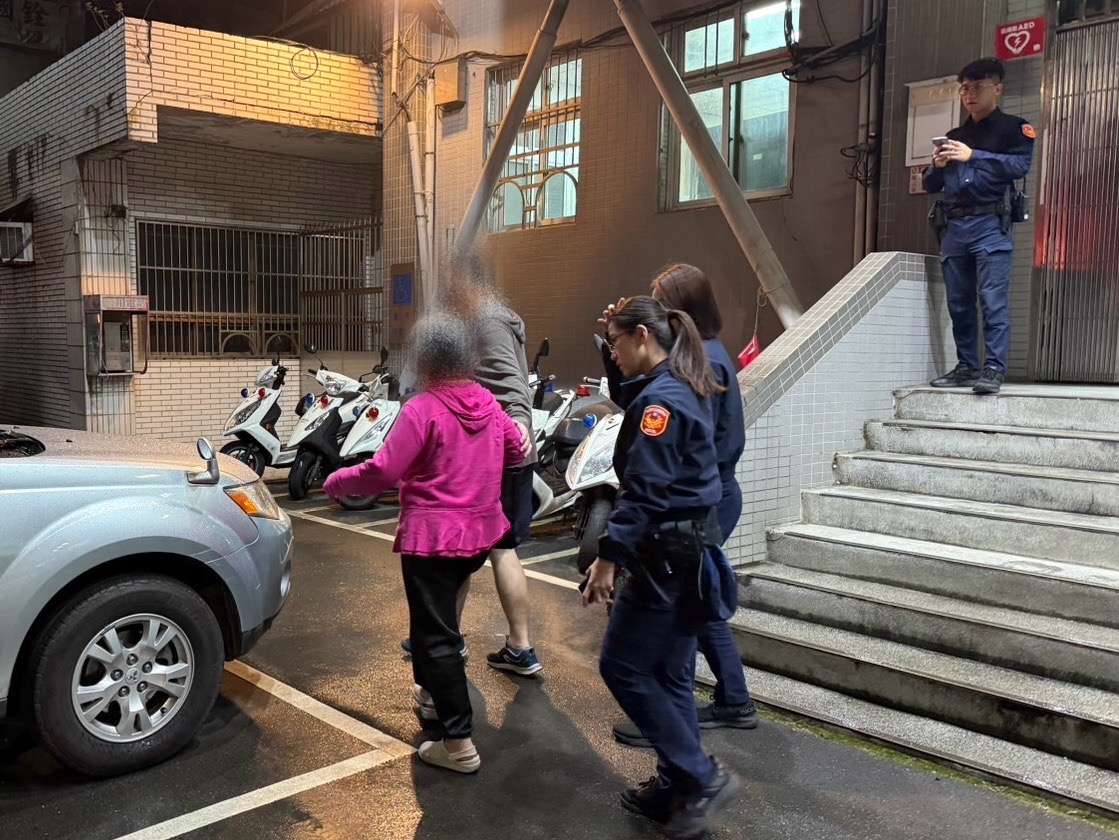 台南婦北上尋親迷途 龜山警靠這招助團圓 S 142000146 0
