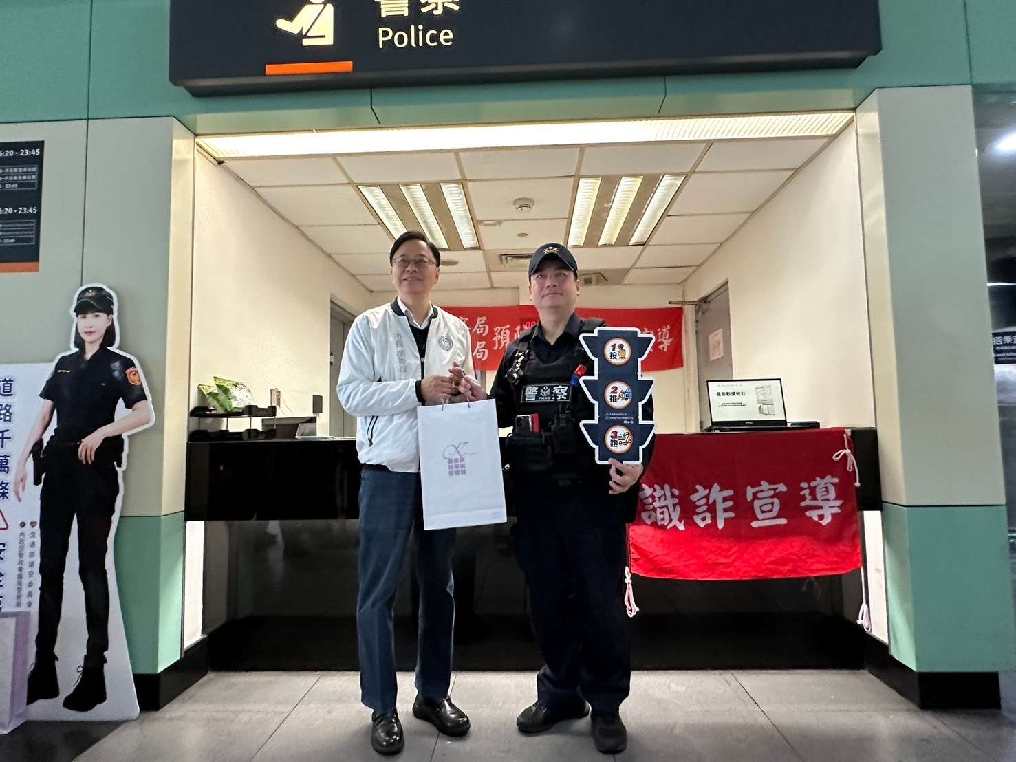 張善政發福袋慰問值勤人員 感謝春節堅守崗位 S 20758584 0