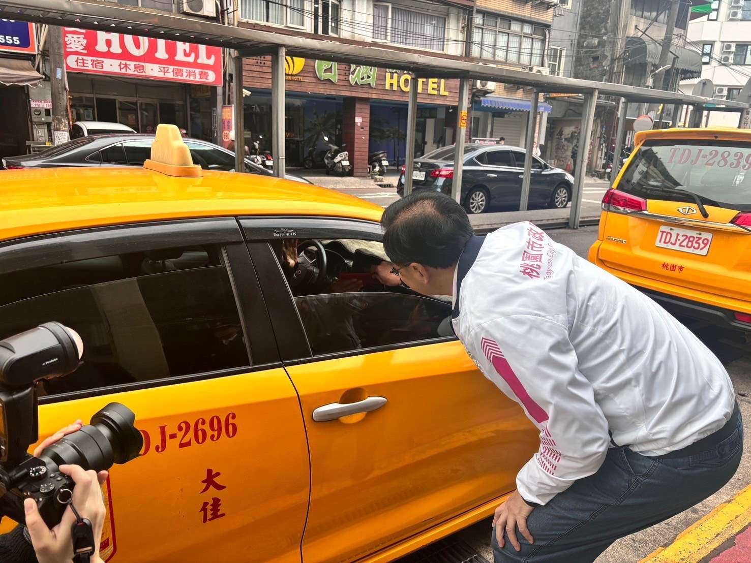 張善政發福袋慰問值勤人員 感謝春節堅守崗位 S 20758587 0