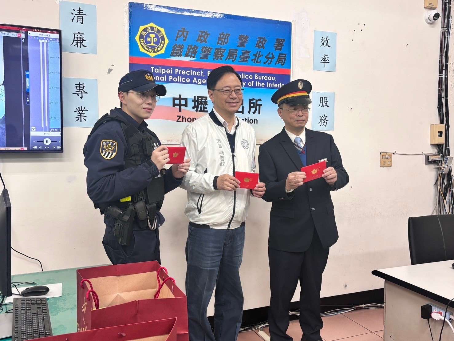 張善政發福袋慰問值勤人員 感謝春節堅守崗位 S 20758588 0