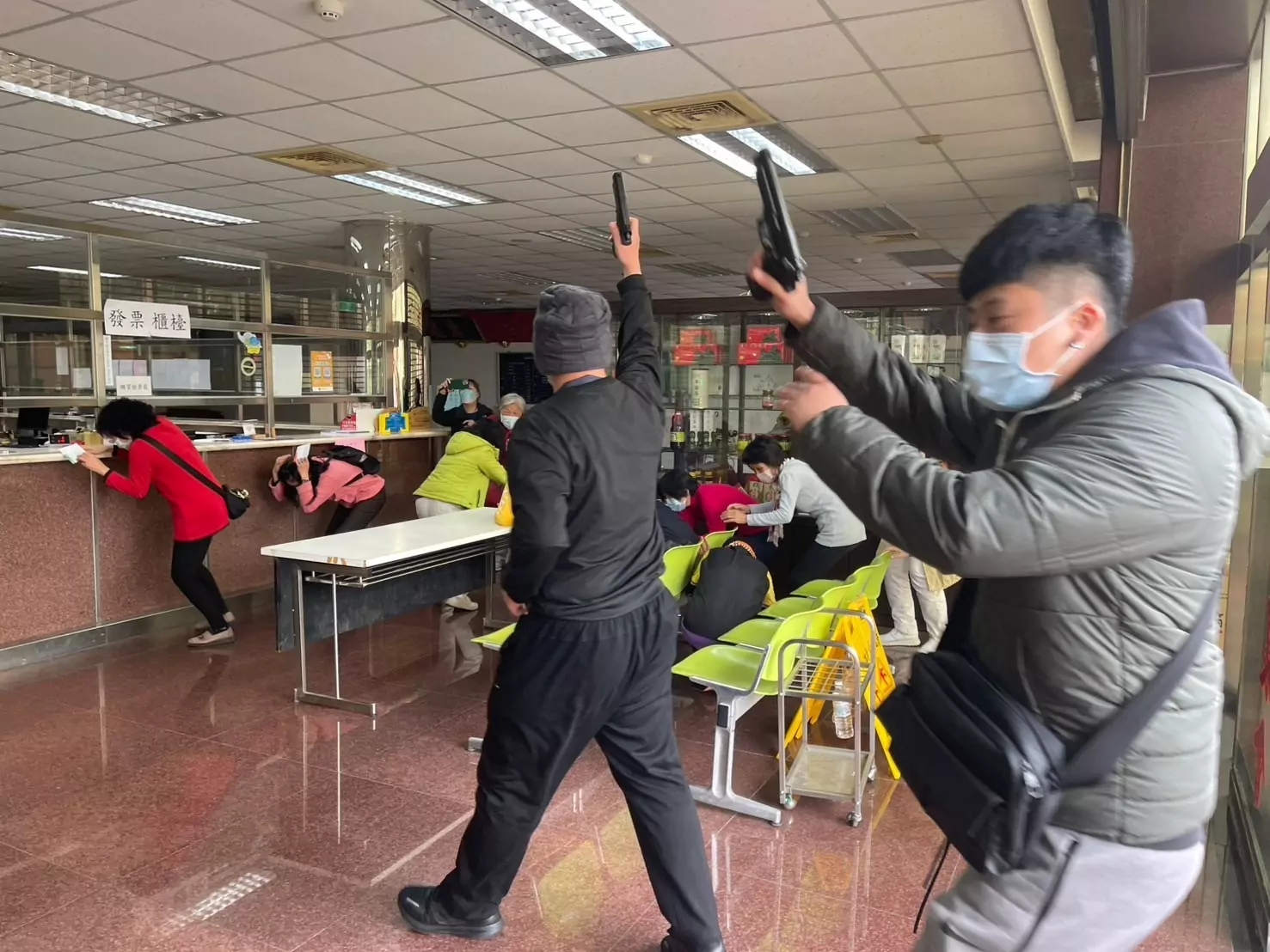 員警喬裝歹徒搶農會 大溪警防搶演練逼真登場 S 231555079
