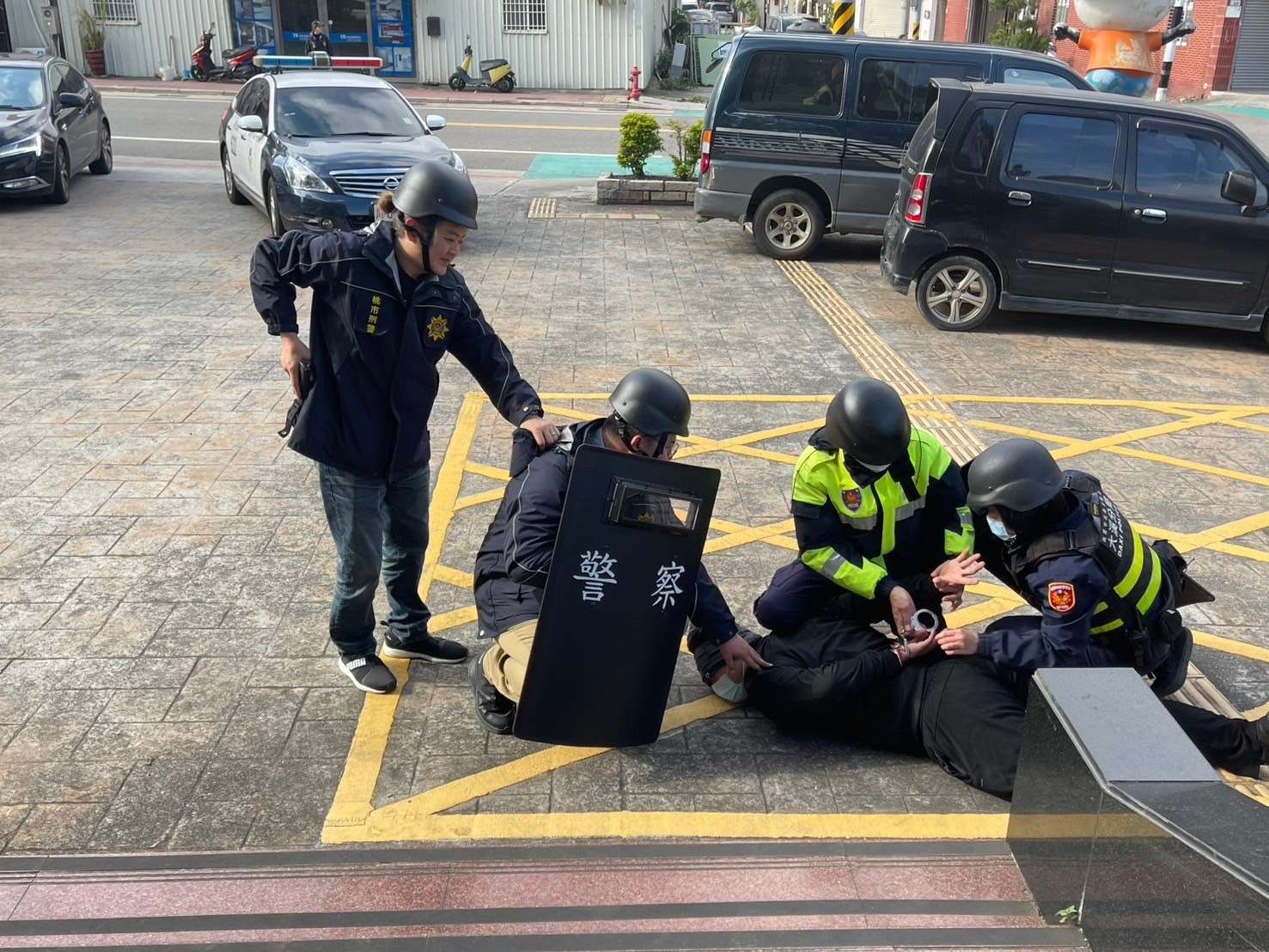員警喬裝歹徒搶農會 大溪警防搶演練逼真登場 S 231555083