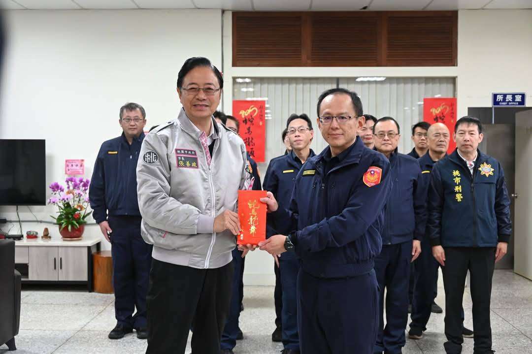 年節守護治安不打烊 張善政贈大溪警禮券、禮盒 S 233308217 0
